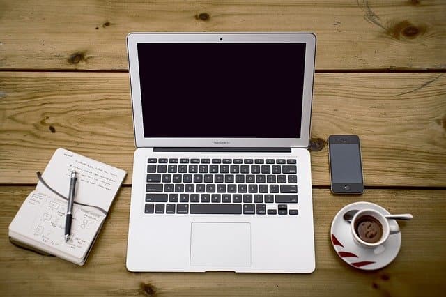 ejemplo de una laptop y su teclado